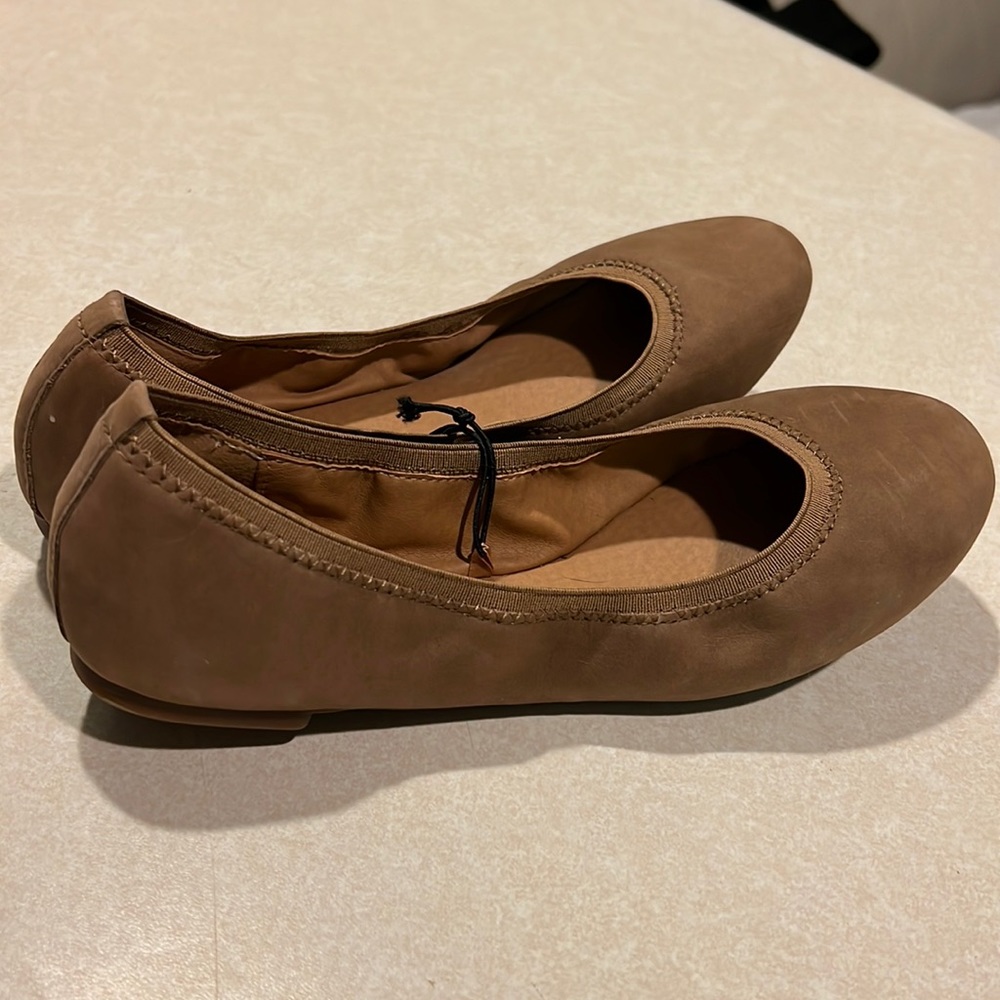 7.5 Foldable flats camel color Lucky brand